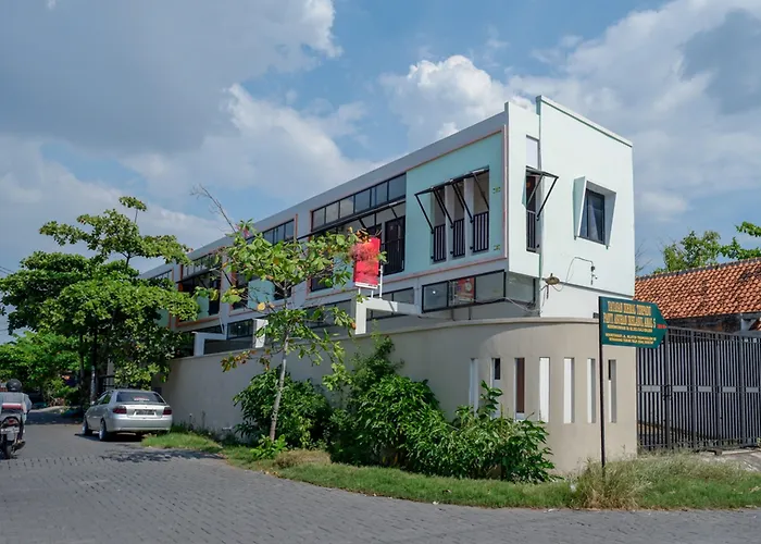 RedDoorz near Stasiun Tawang Semarang Hotel